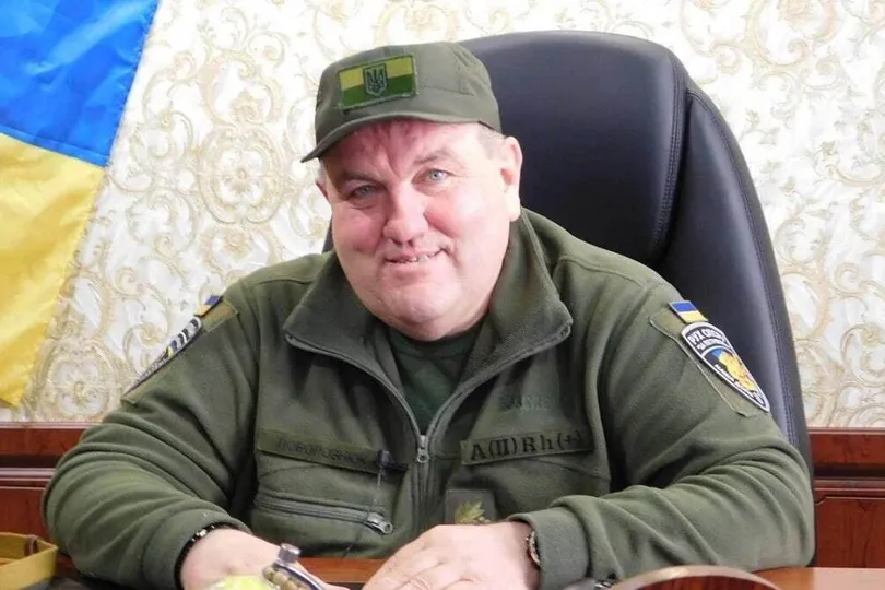 Олександр Григорович Поворознюк у своєму кабінеті у військовій формі