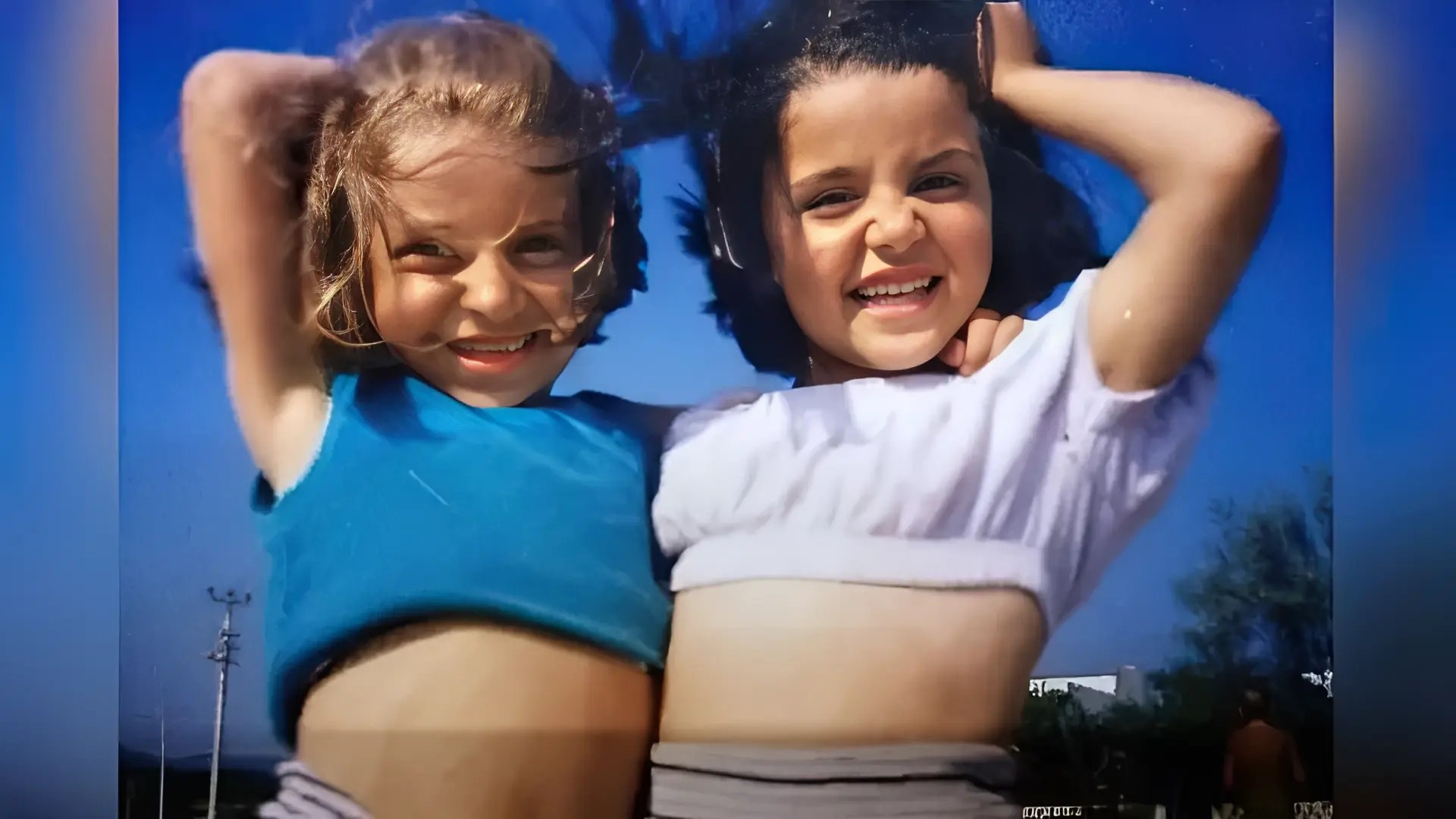 Hande Ercel with her sister as a child (right)