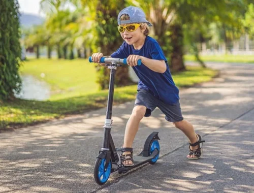 Хлопчик на самокаті
